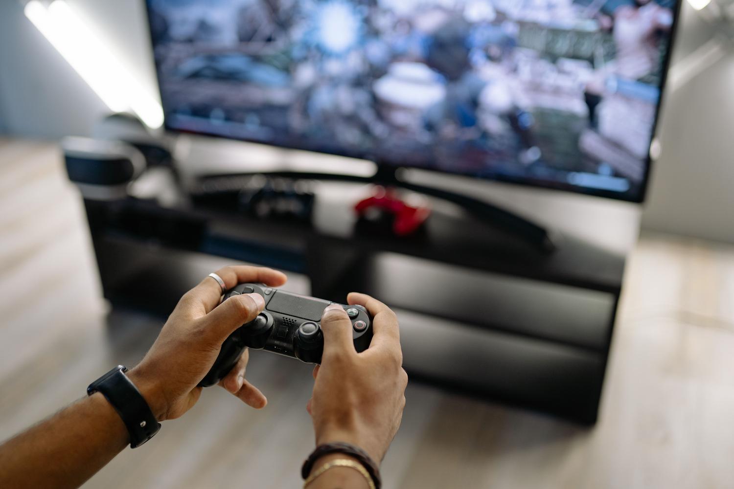Primer plano de manos sosteniendo un mando de videojuegos, representando la respuesta del input lag