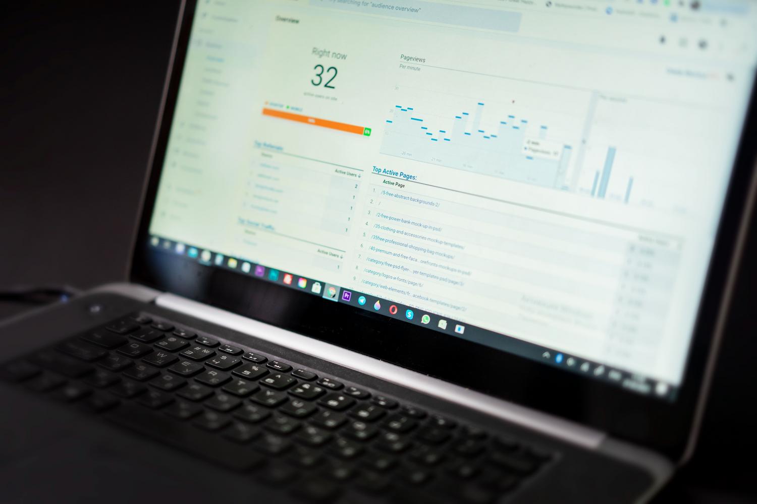 Laptop mit einem Datenanalyse-Panel, das die Integration von KI in den Browser zur Analyse von Webinhalten veranschaulicht.