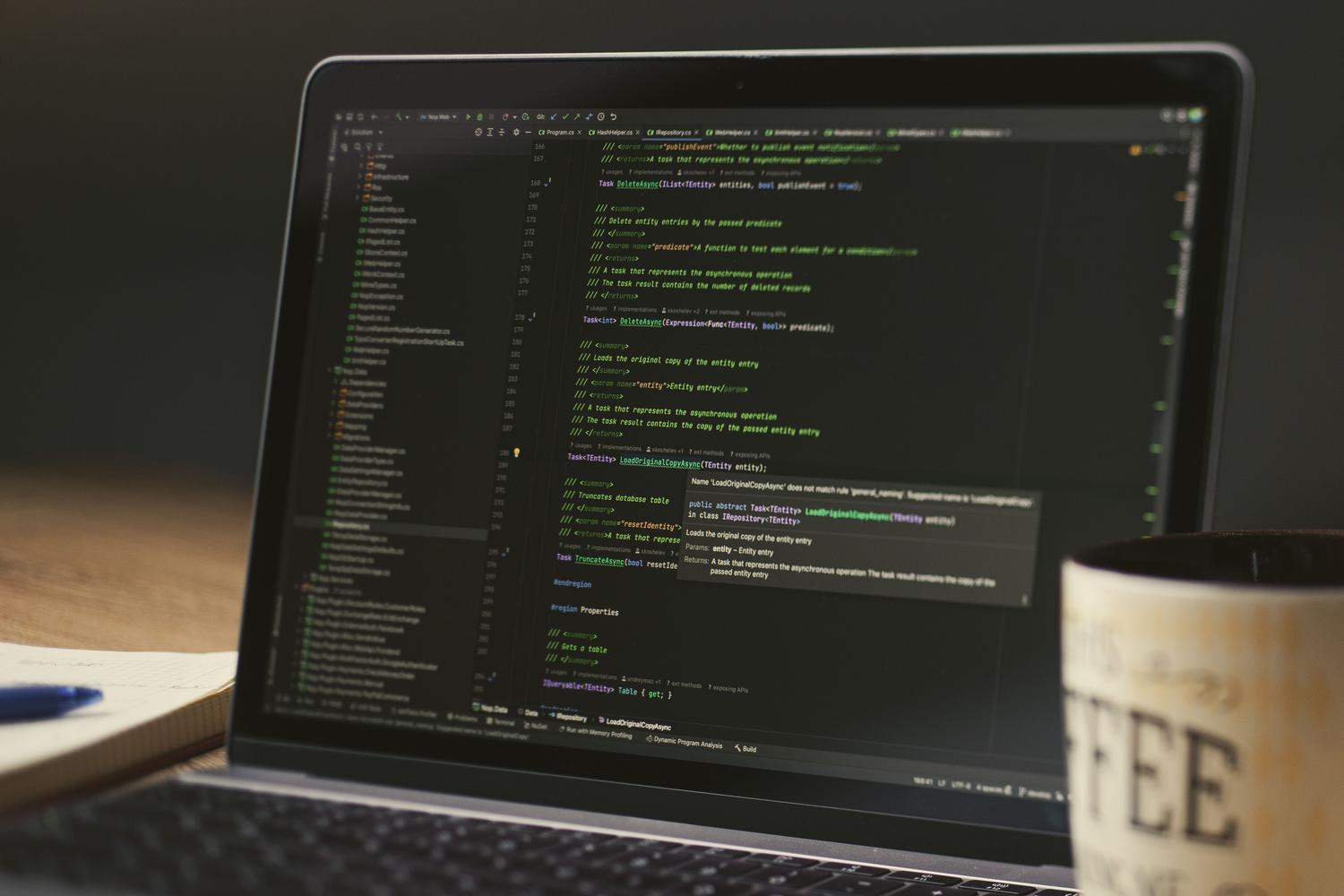 Desarrollador programando en un portátil en un ambiente tenue, representando la fase de implementación técnica y configuración de la API Key.