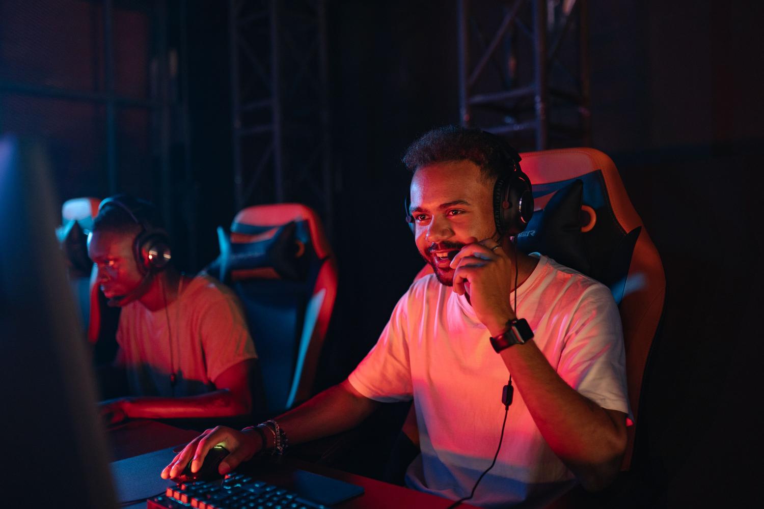 Jugador ajustando el micrófono de sus auriculares durante una llamada de voz