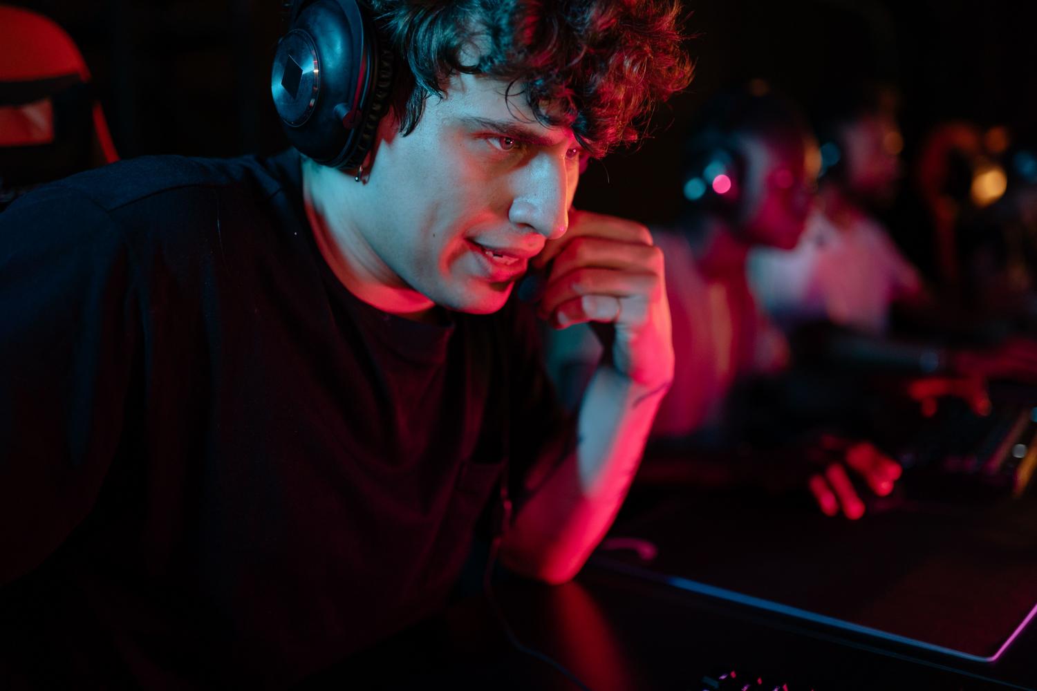 Jugador con auriculares y micrófono durante una prueba de audio