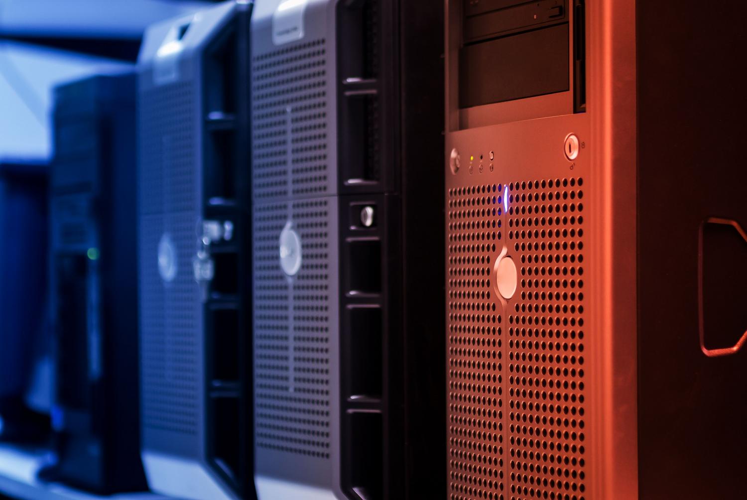 Línea de servidores torre con luces contrastadas, ideal para representar un entorno de homelab.