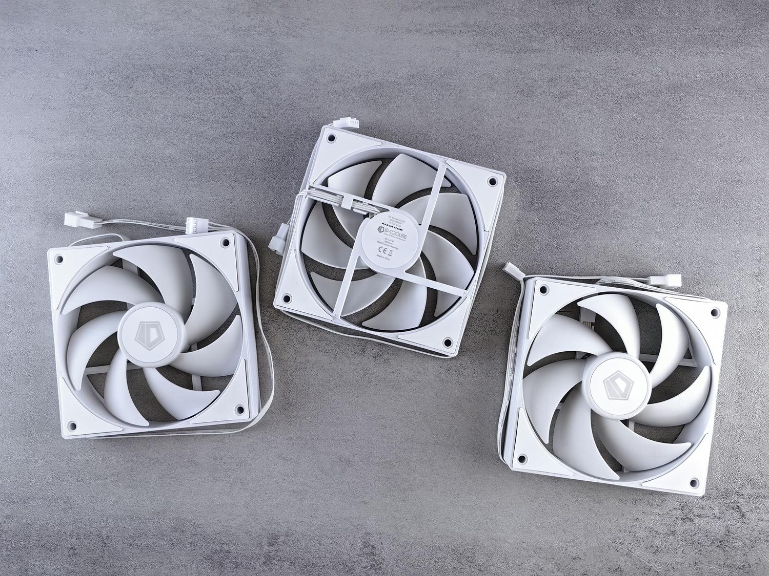 Ventiladores de refrigeración blancos para ordenador sobre una superficie gris neutra. Ventiladores de refrigeración blancos para ordenador sobre una superficie gris neutra.