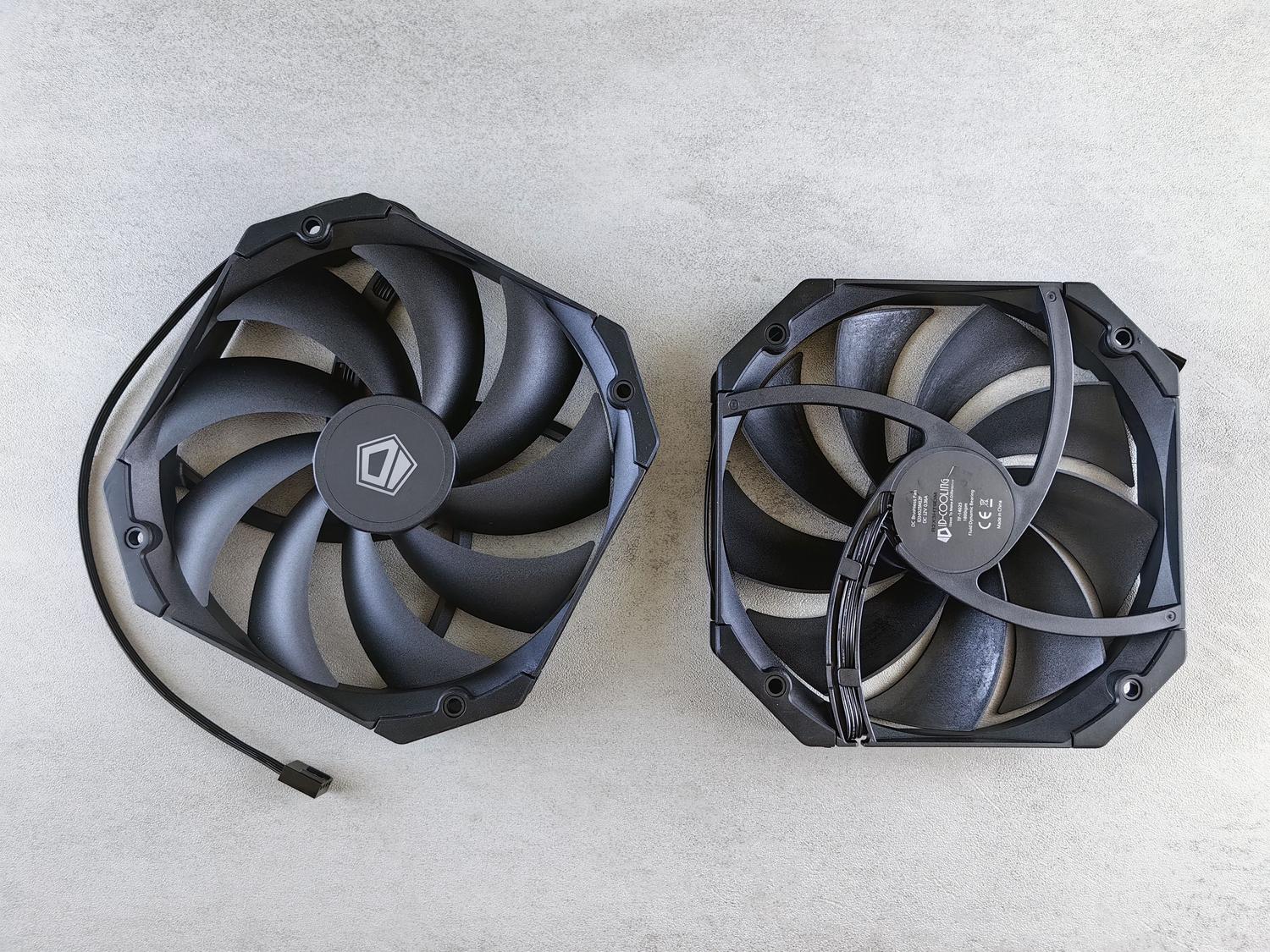 Vista cenital de ventiladores de PC negros mostrando la cara frontal y trasera para el control del flujo de aire.