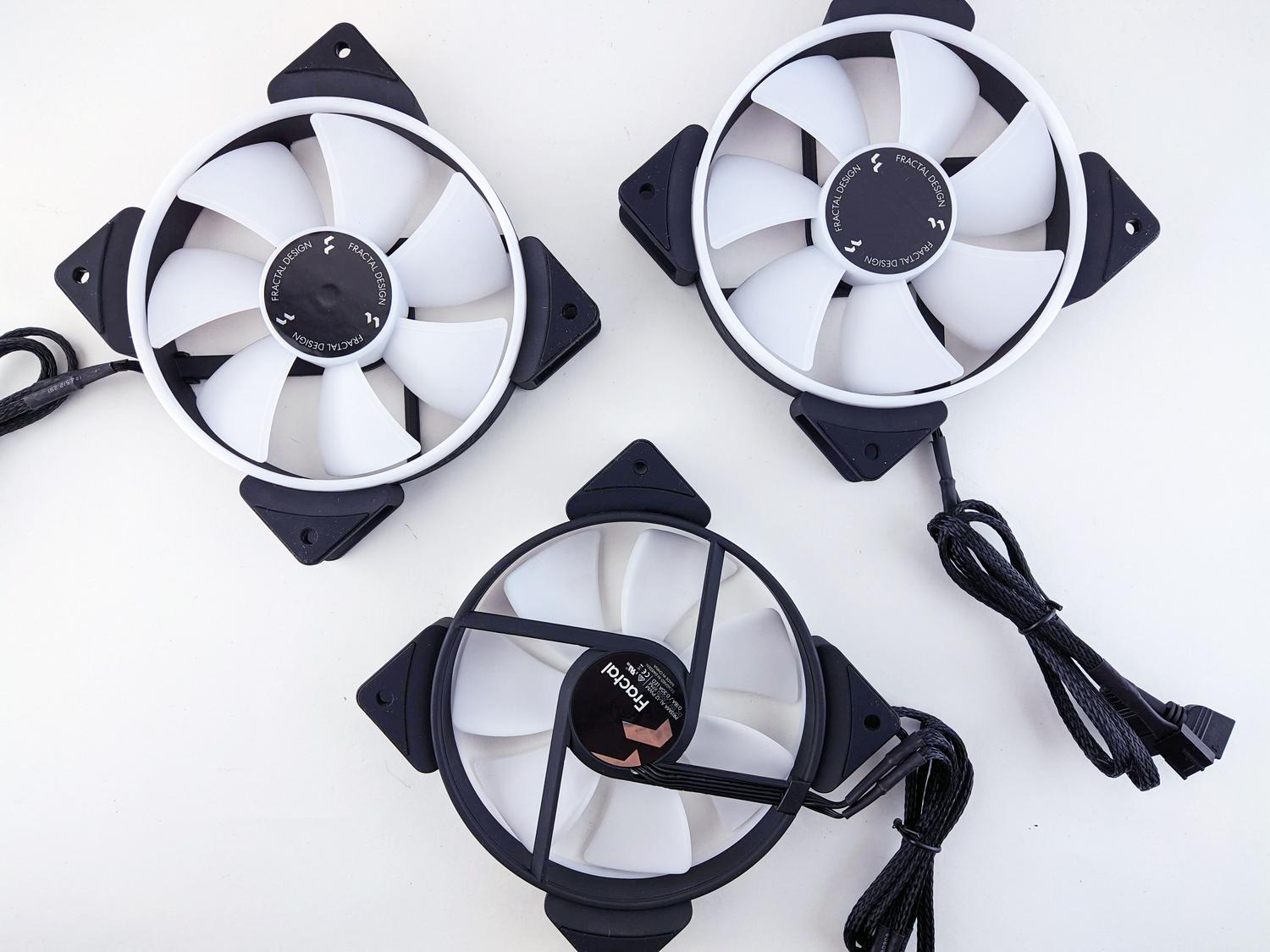 Tres ventiladores de refrigeración para PC de alta calidad dispuestos sobre un fondo blanco.