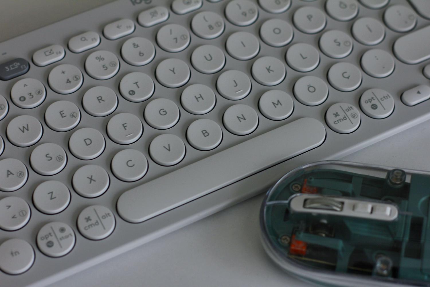 Teclado inalámbrico moderno sobre un escritorio, recomendado para facilitar la escritura de URLs en Fire TV.