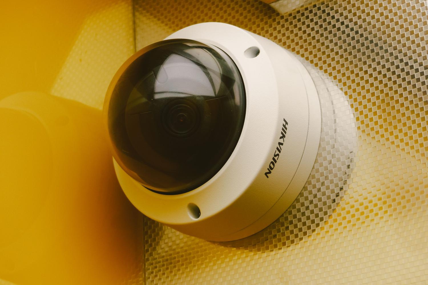 Moderna cámara de seguridad instalada en una pared, representando la conexión de videovigilancia mediante RTSP.