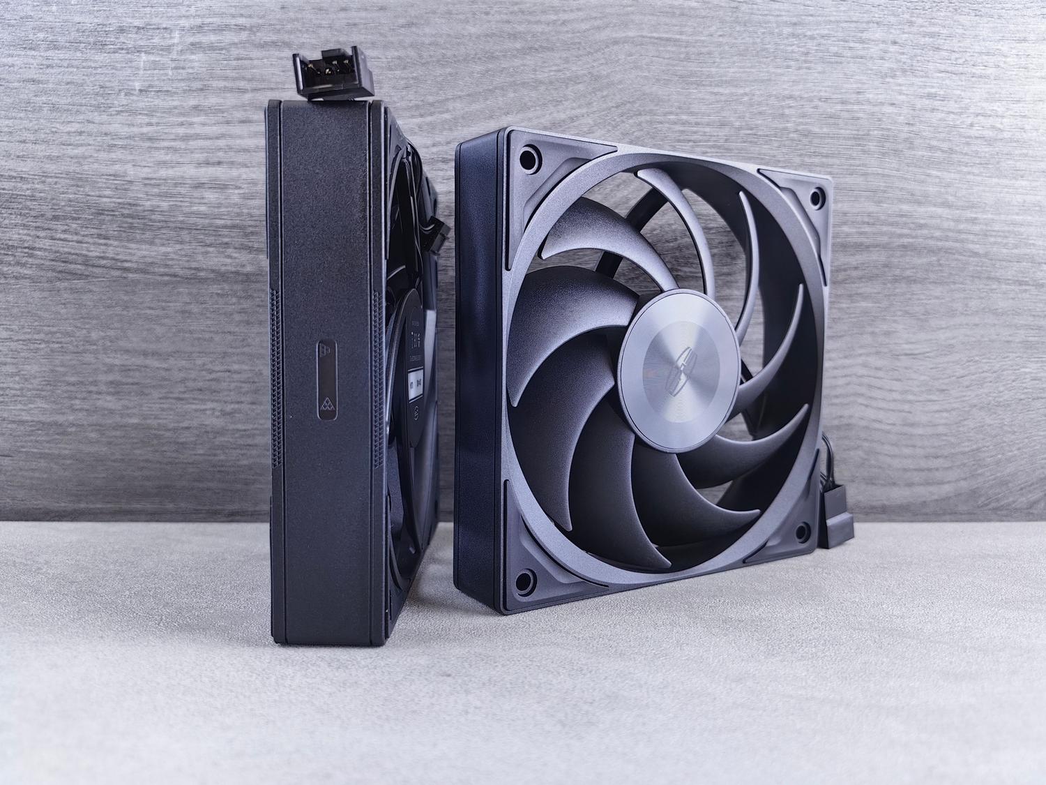 Ventiladores de refrigeración para ordenador de alto rendimiento, representando la importancia de evitar el sobrecalentamiento y el thermal throttling.