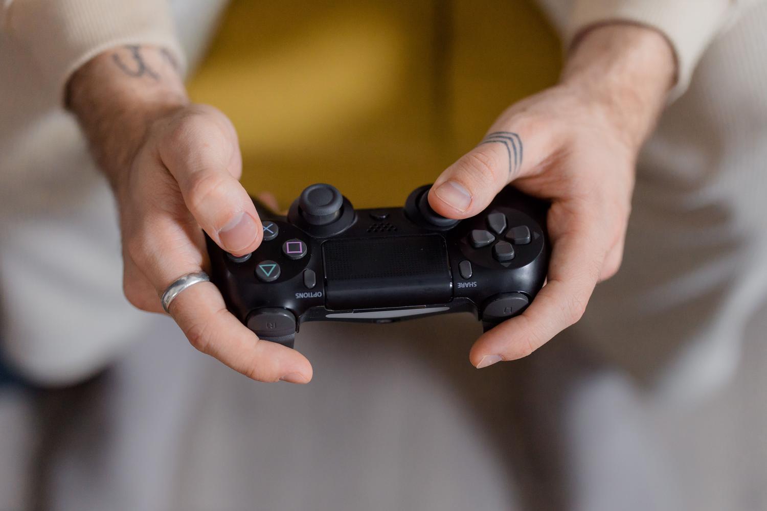 Usuario probando un mando para comprobar si provoca el consumo elevado de GameInputSvc.
