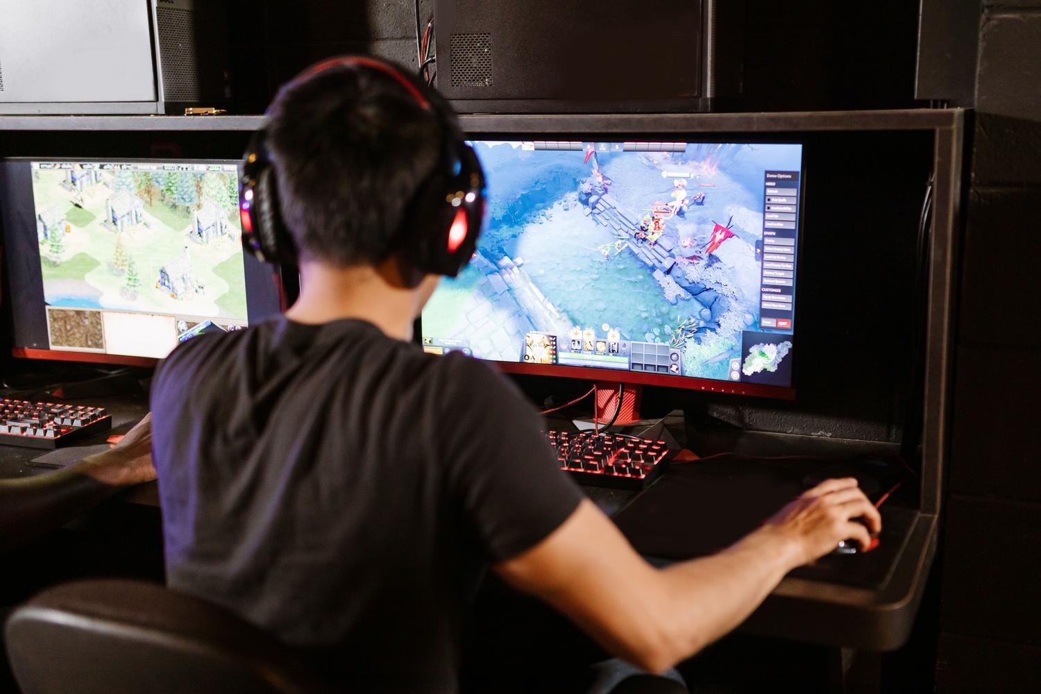 Ordenador con doble monitor utilizado para reinstalar MSI Afterburner y recuperar su OSD.