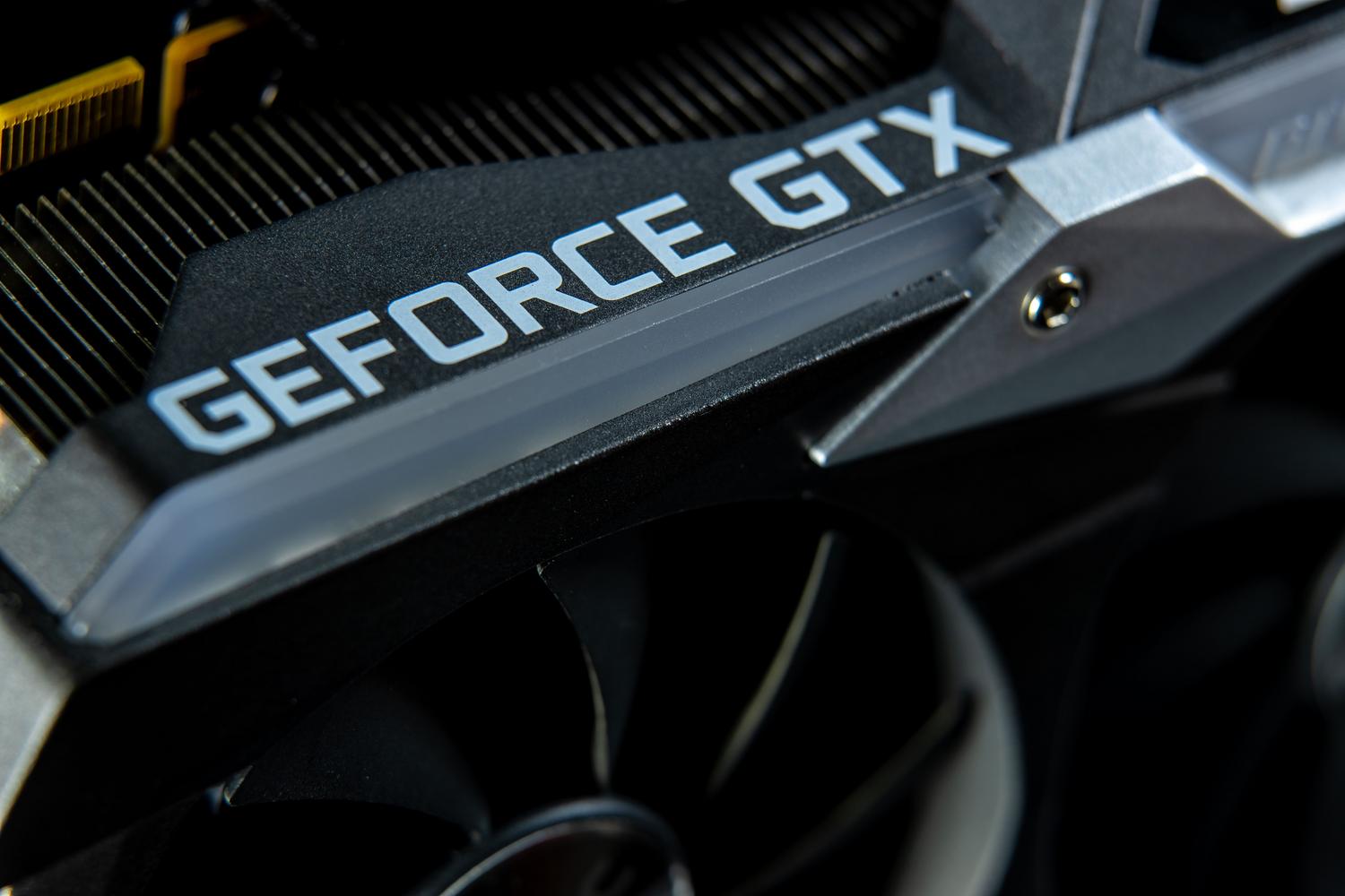 Primer plano técnico de una tarjeta gráfica NVIDIA GeForce GTX utilizada con MSI Afterburner.