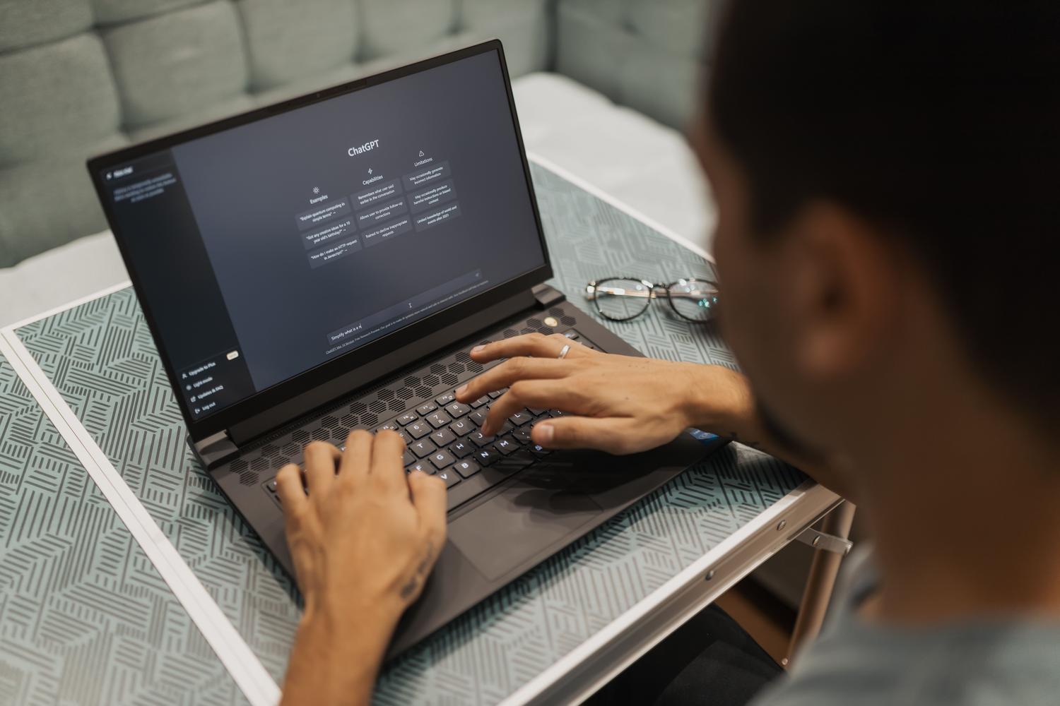 Profesional revisando en una oficina un flujo de trabajo automatizado.