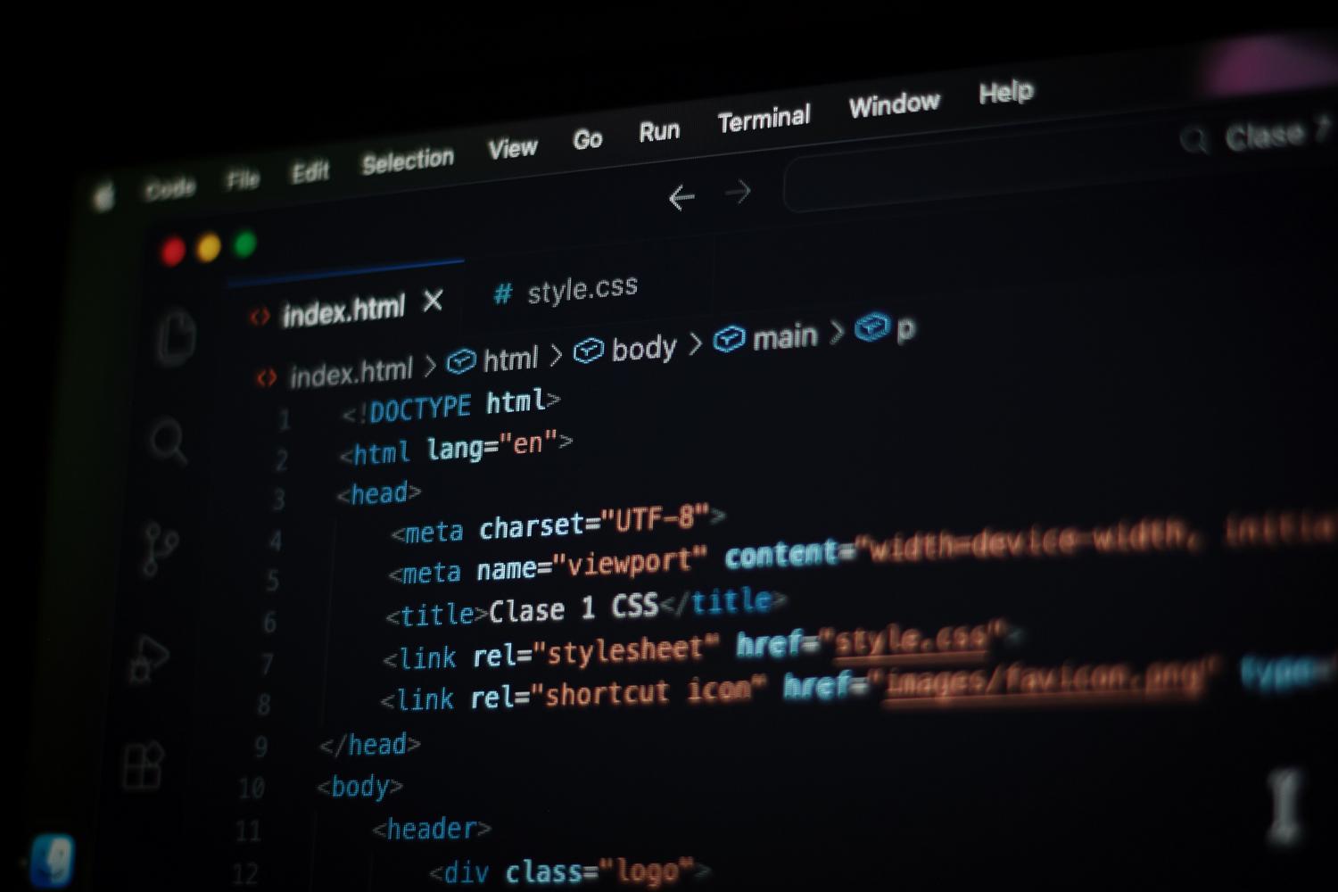Detalle de código HTML en una pantalla en modo oscuro, centrado en conceptos de programación y estructura de archivos.