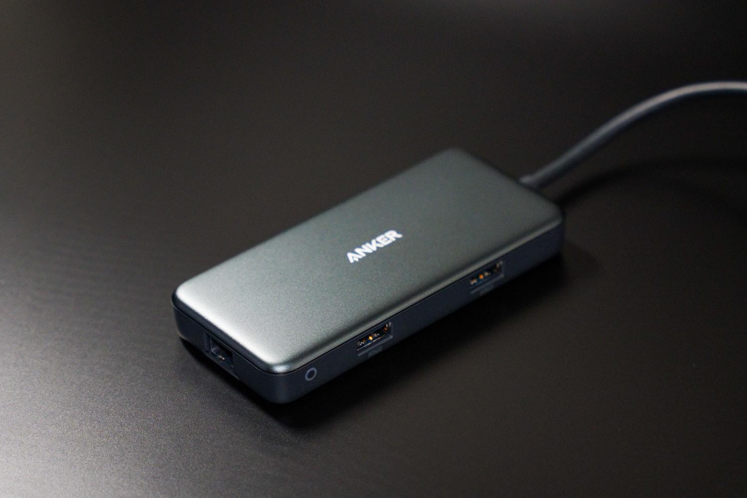 Hub USB-C multipuerto con diversos puertos de conexión, ilustrando los dispositivos complejos que interactúan con el sistema operativo.