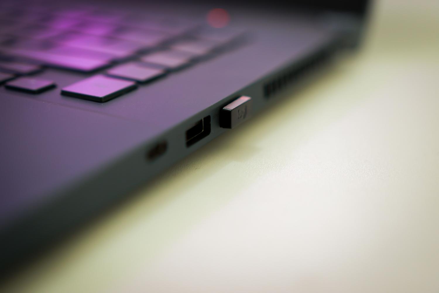 Primer plano macro de un puerto USB tipo A en el chasis de un ordenador portátil, simbolizando el punto de entrada de los periféricos.