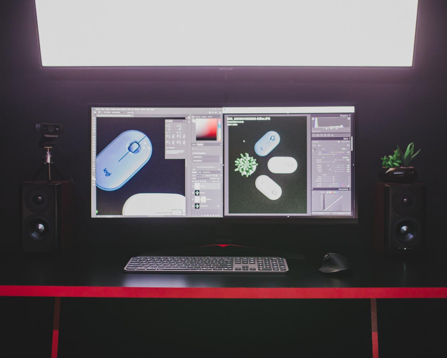 Montaje profesional de escritorio con doble monitor y equipo de edición, representando un entorno de trabajo tecnológico.