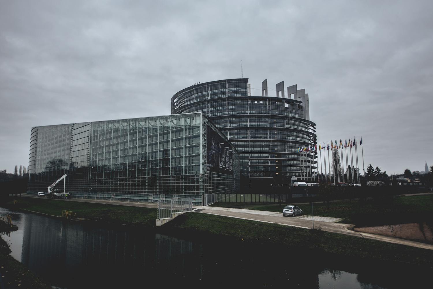Arquitectura del Parlamento Europeo en Estrasburgo, ilustrando las regulaciones de la UE y el conflicto con la Ley de Mercados Digitales.
