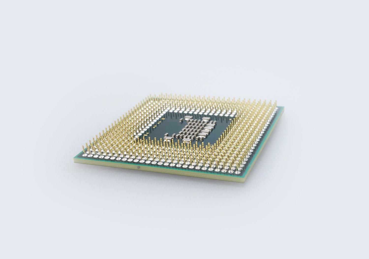 Primer plano detallado de un procesador CPU, representando el hardware que se ve afectado por el alto consumo de recursos de CompatTelRunner.exe. Qué es CompatTelRunner.exe