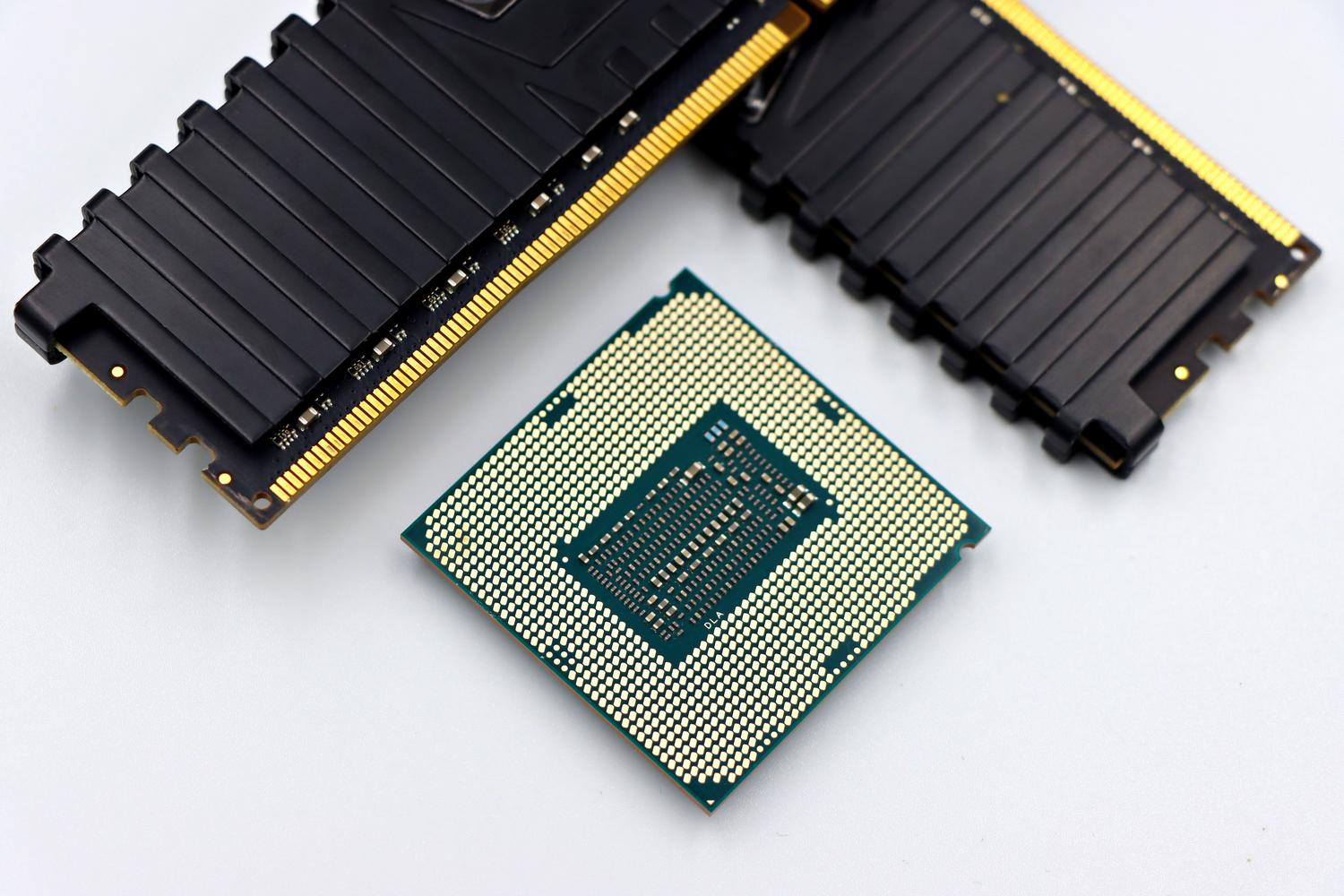 Componentes de hardware, CPU y módulos de memoria RAM, ilustrando los recursos del sistema que pueden verse afectados por el consumo del servicio.