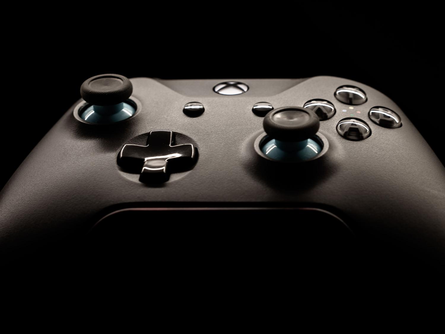 Primer plano profesional de un mando de Xbox, ejemplo del periférico principal gestionado por el servicio GameInput de Microsoft.