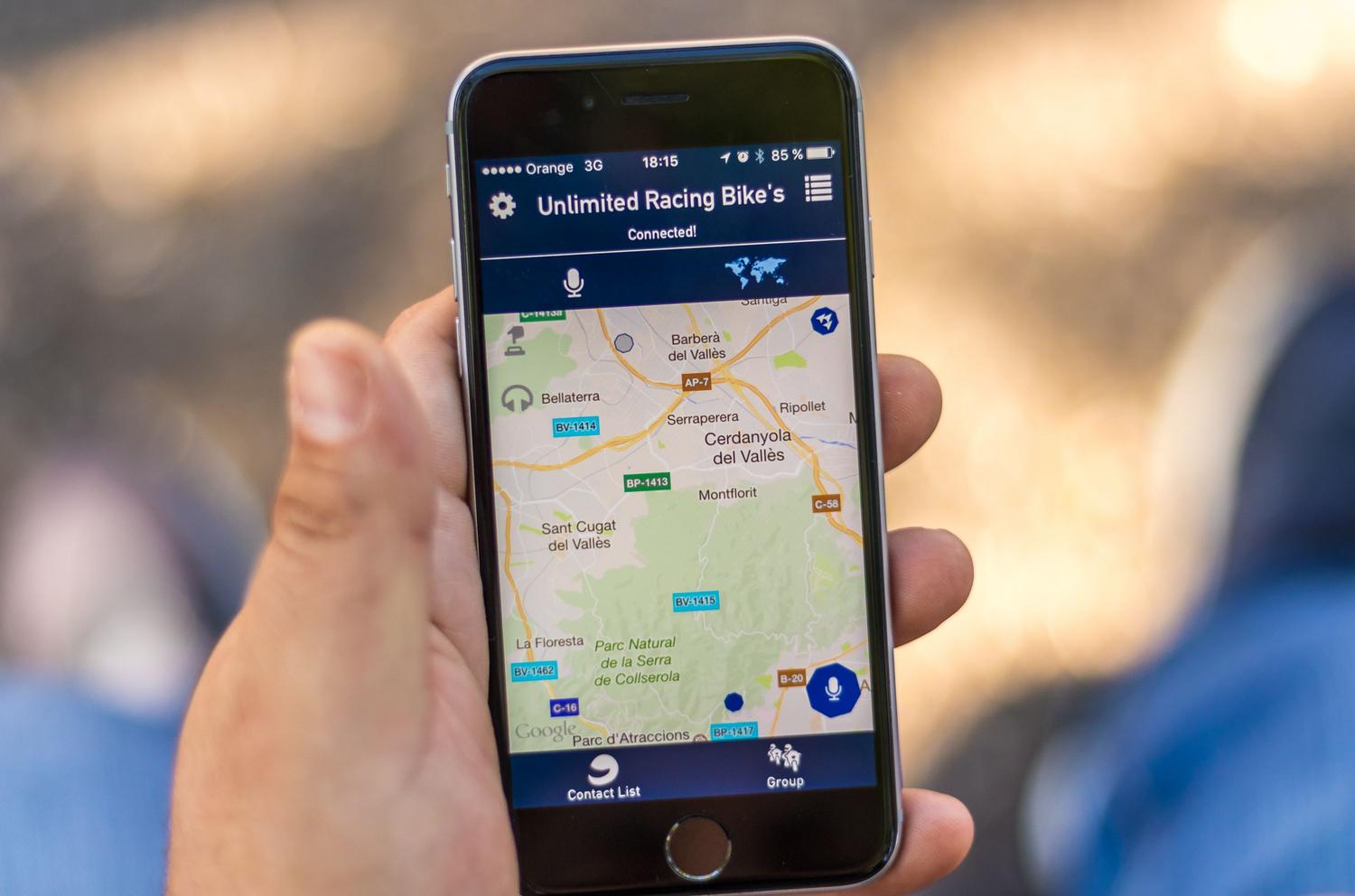 Smartphone mostrando una aplicación de mapas GPS con datos de ubicación para ilustrar el servicio de geolocalización de Windows.