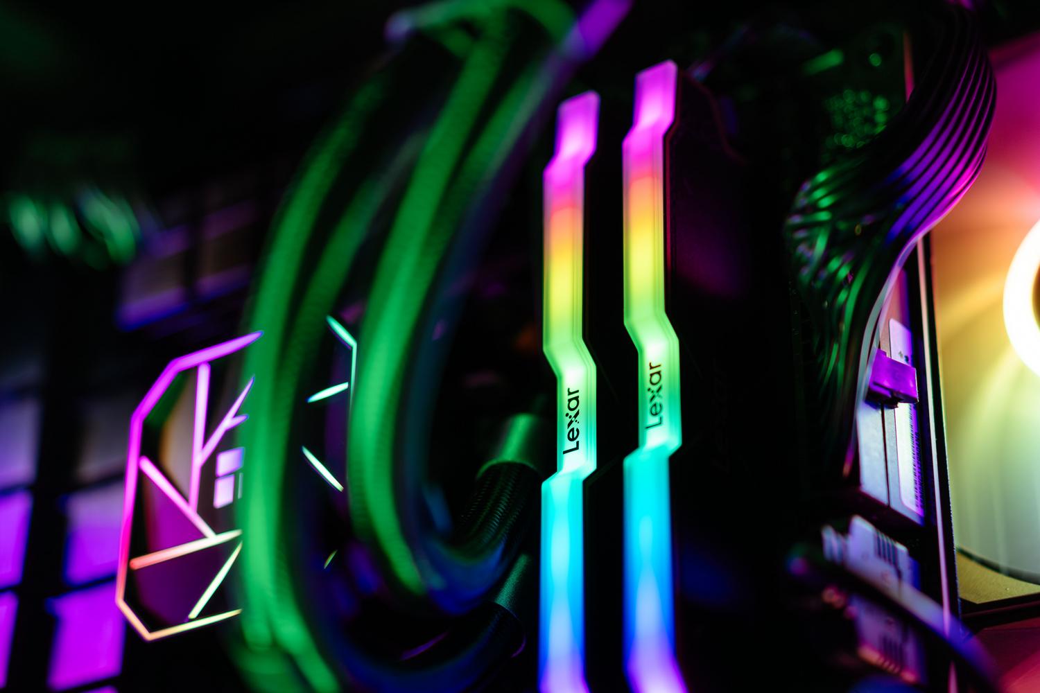 Detalle de módulos de memoria RAM y sistema de refrigeración iluminados con luces RGB.