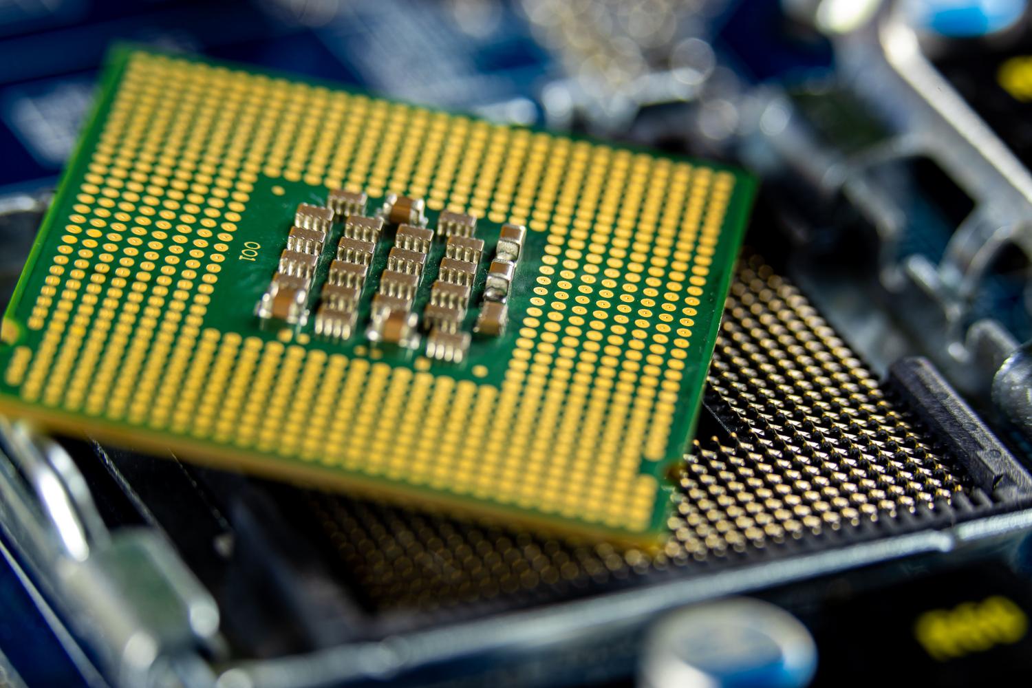 Primer plano macro de un procesador CPU destacando la complejidad del silicio y la ingeniería de hardware.