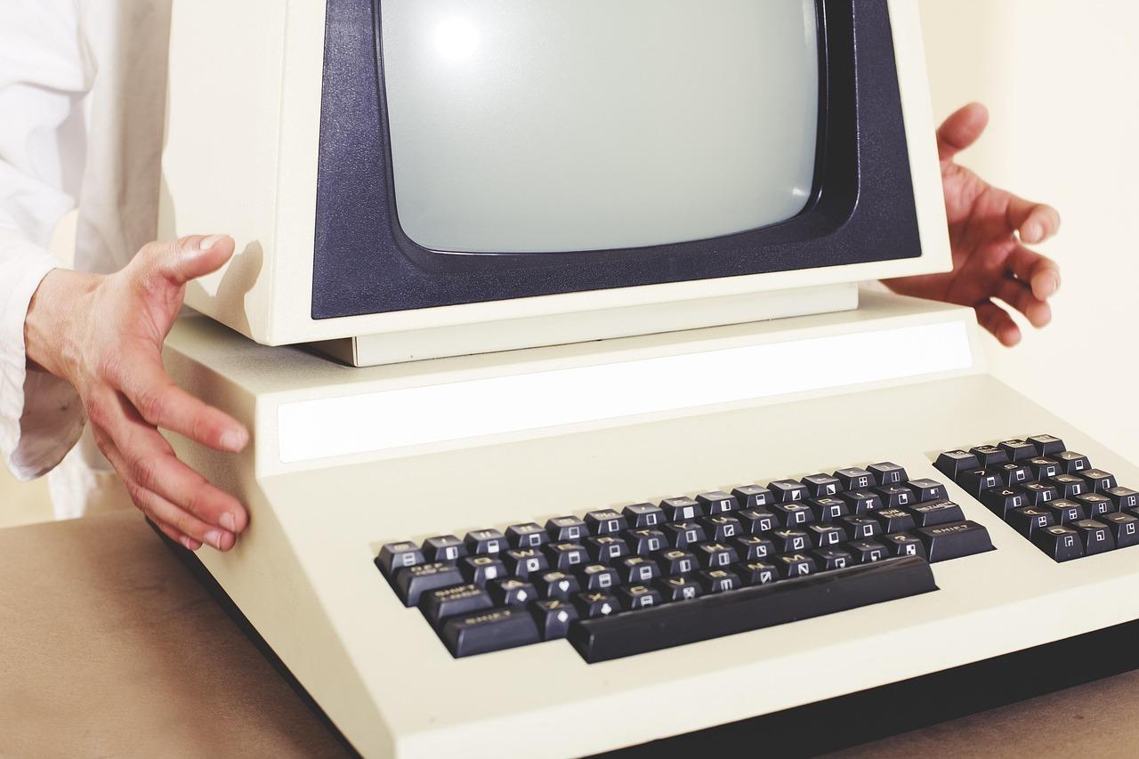 Computadora antigua retro que evoca la trayectoria del desarrollador y los modos visuales clásicos de TMOG.