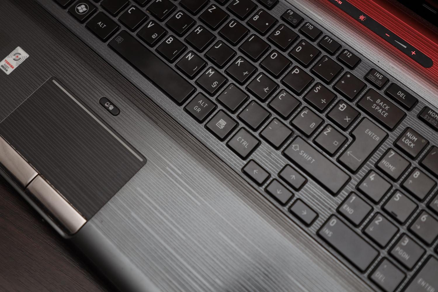 Vista cenital de un teclado de portátil y su panel táctil