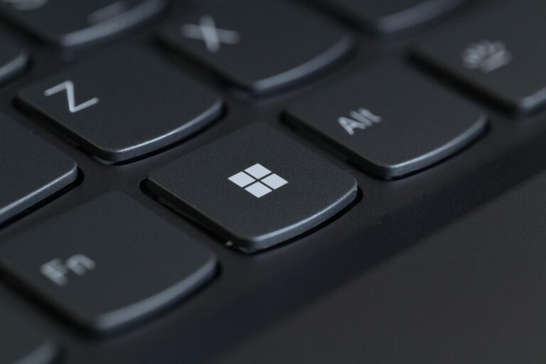 Detalle de la tecla Windows en un teclado, representando la integración del proceso ctfmon.exe con el sistema operativo.