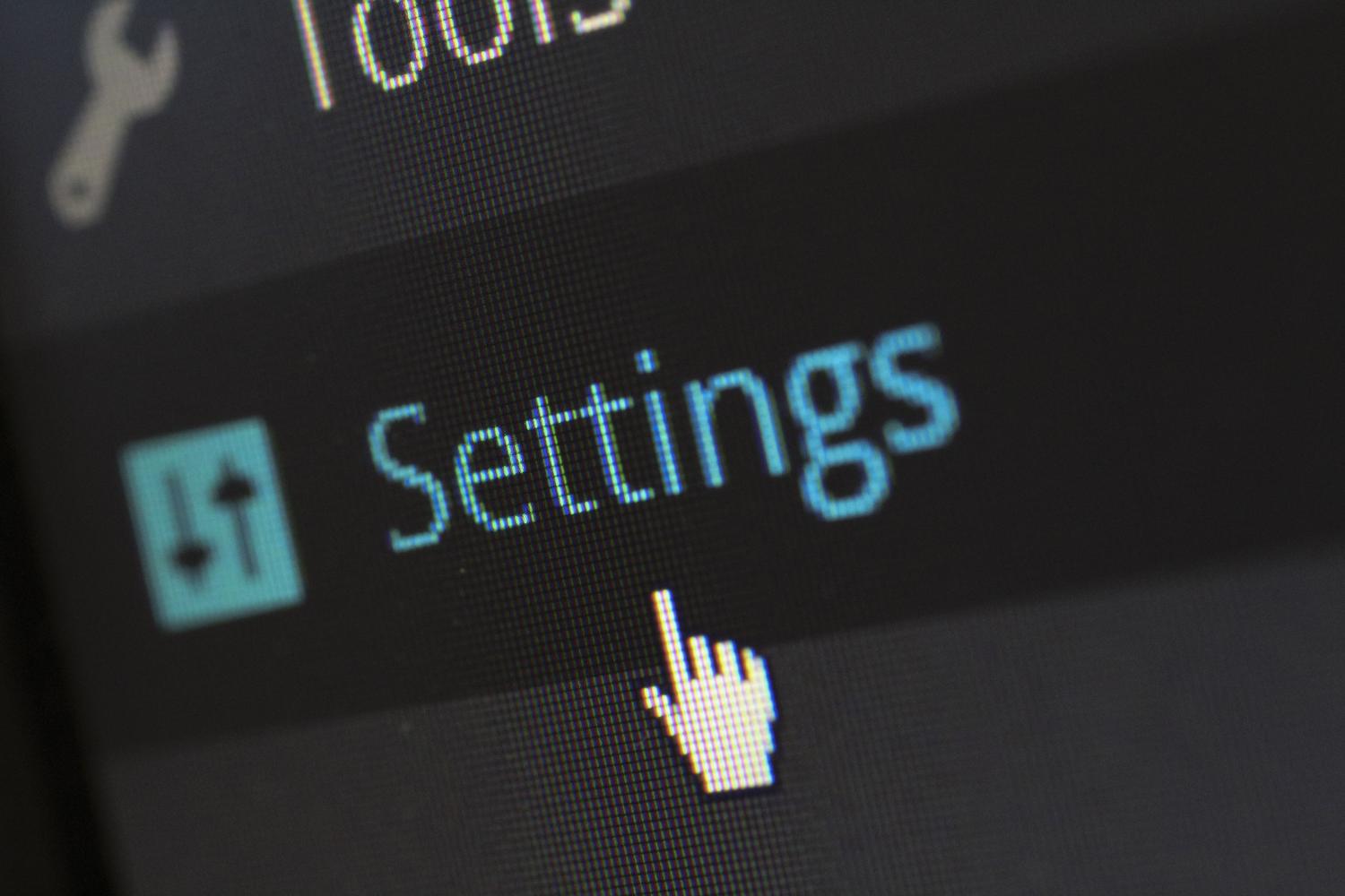 Cursor sobre el icono de ajustes en una pantalla, representando la gestión y desactivación de servicios del sistema.