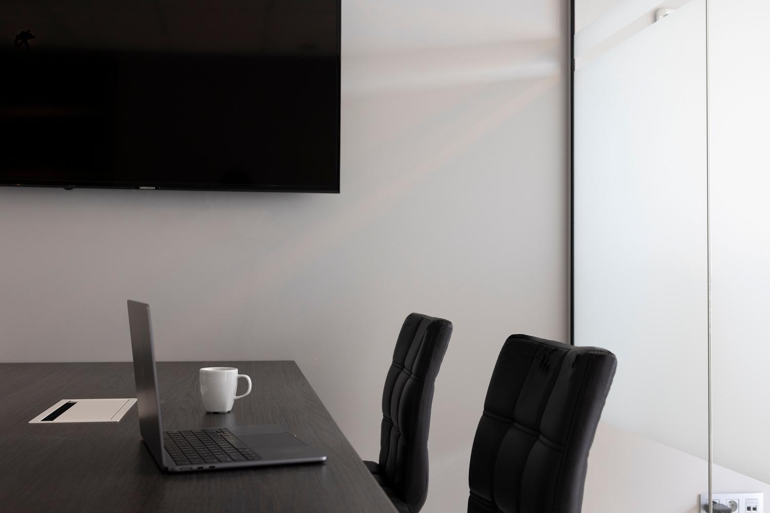 Oficina moderna y limpia con equipo tecnológico, ideal para ilustrar la seguridad corporativa y el análisis de software.