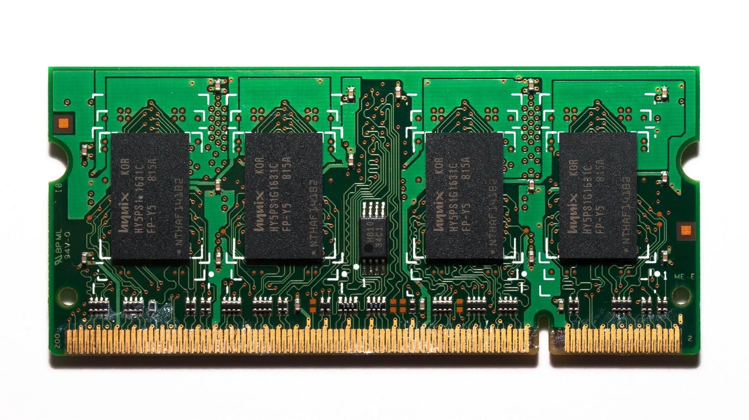 Vista superior de una placa base con módulos de memoria RAM, relacionada con el diagnóstico de Runtime Broker.