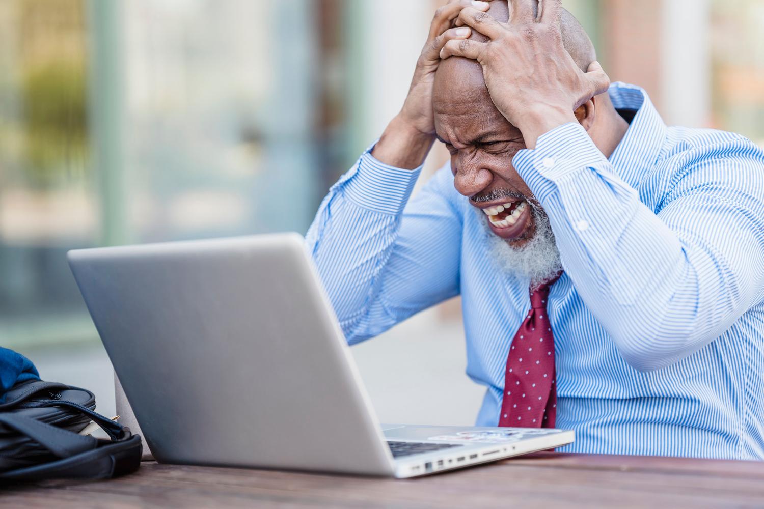 Usuario investigando qué aplicación provoca el consumo excesivo de Runtime Broker en Windows.