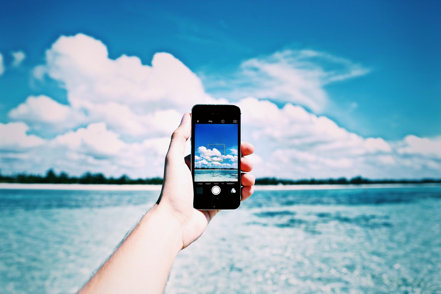 Persona haciendo una fotografía con un móvil Samsung antes del fin de la sincronización directa entre la Galería y OneDrive.