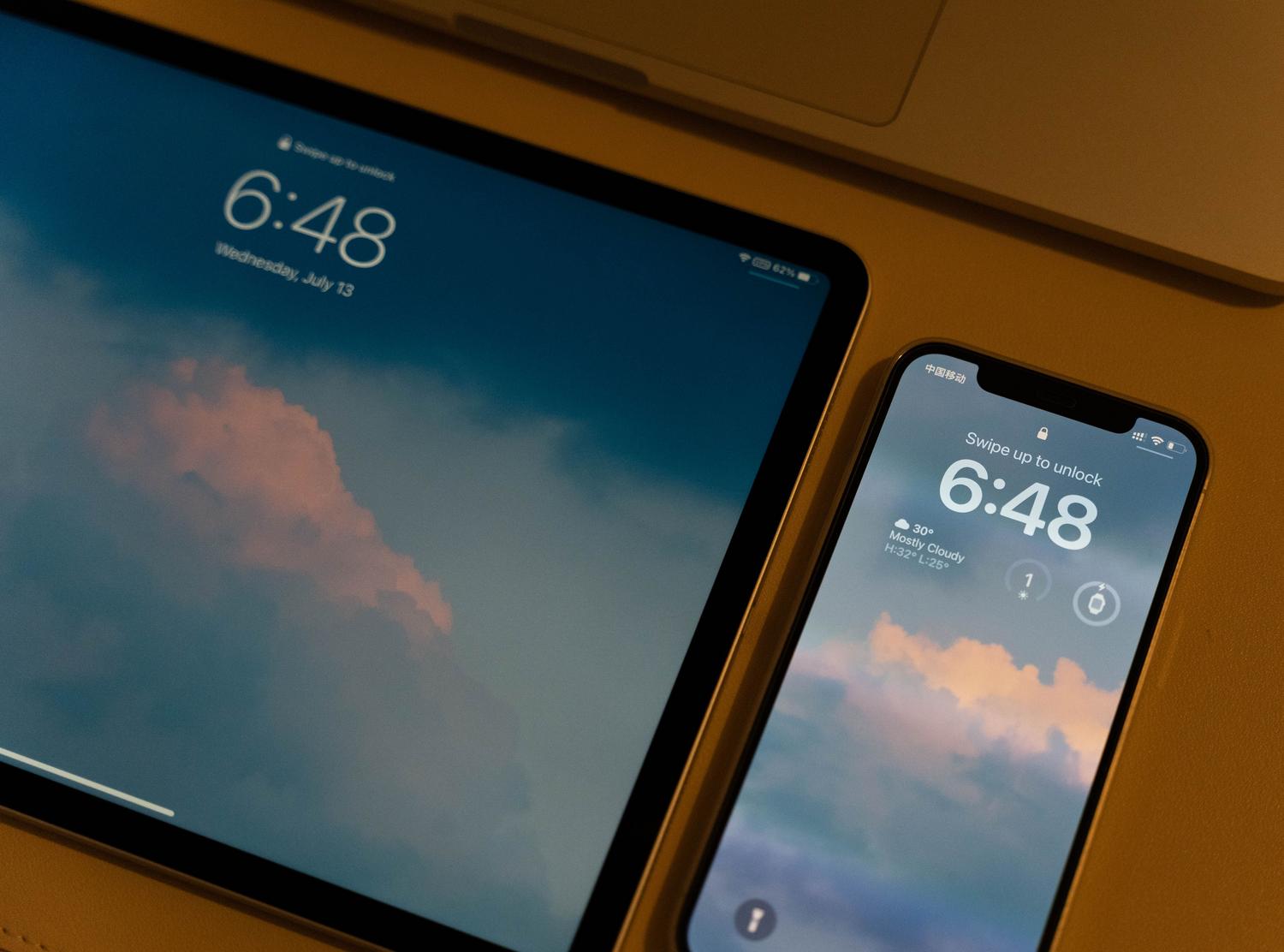 Dos dispositivos móviles con fotografías sincronizadas, representando la relación entre Samsung Gallery, OneDrive y Google Fotos.