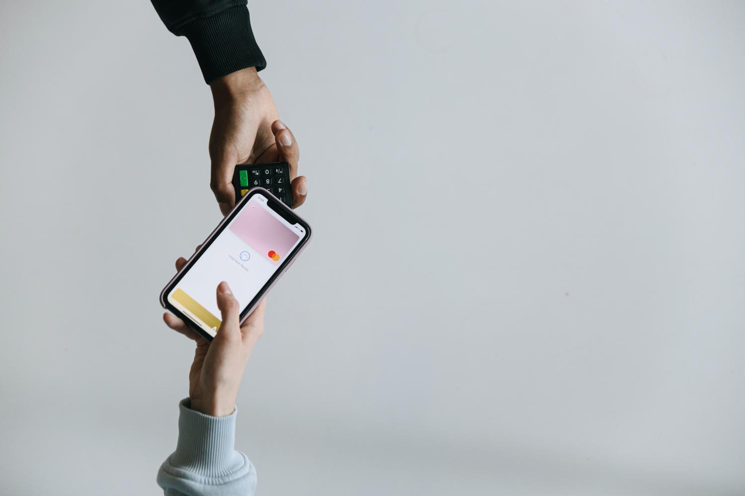 Primer plano profesional de un pago móvil con una interfaz de cartera digital.