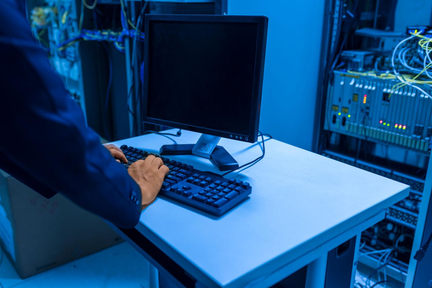 Técnico trabajando en un centro de datos para representar la reparación de errores de SecurityHealthSystray.exe.