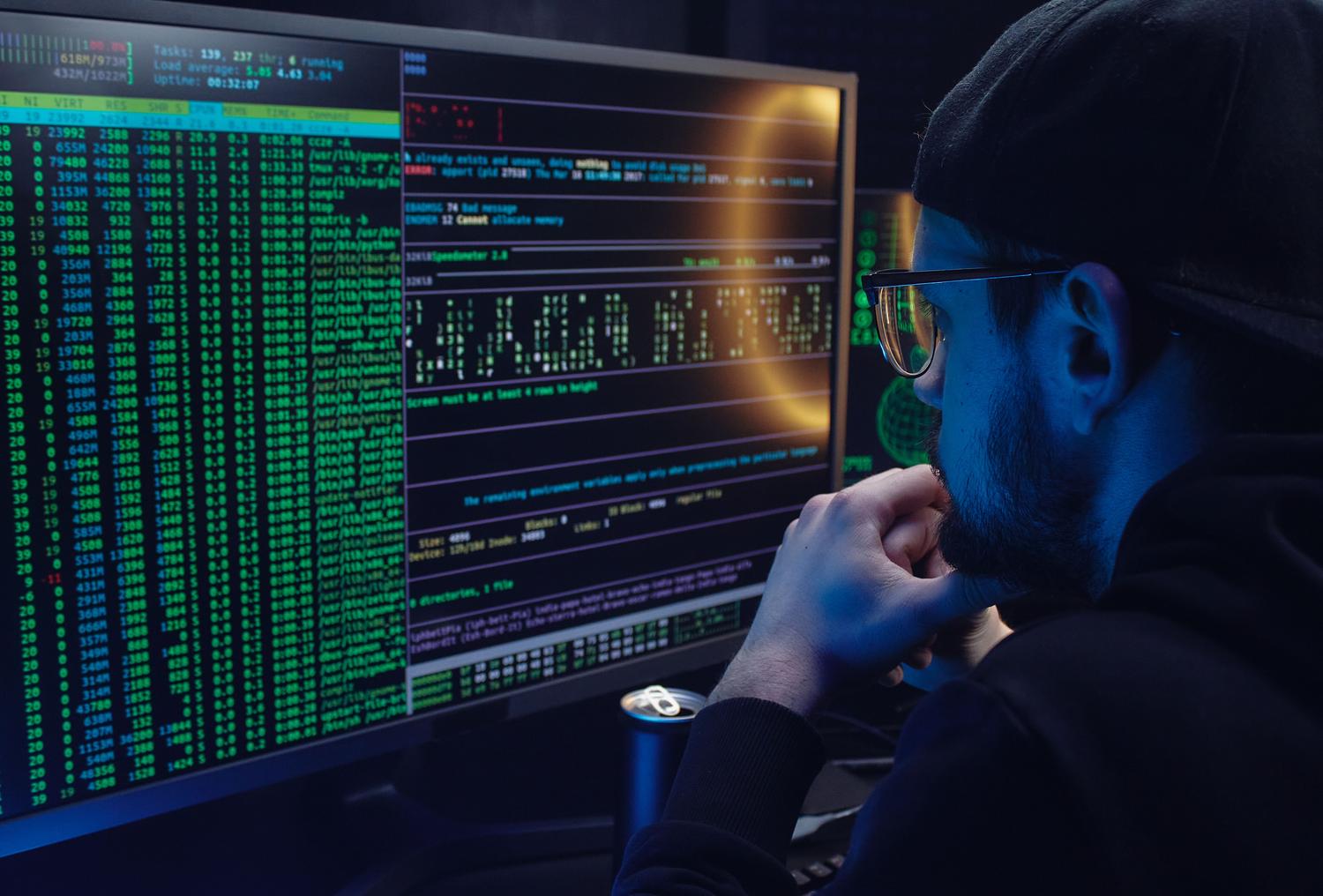 Analista examinando información técnica para resolver dudas sobre SecurityHealthSystray.exe.