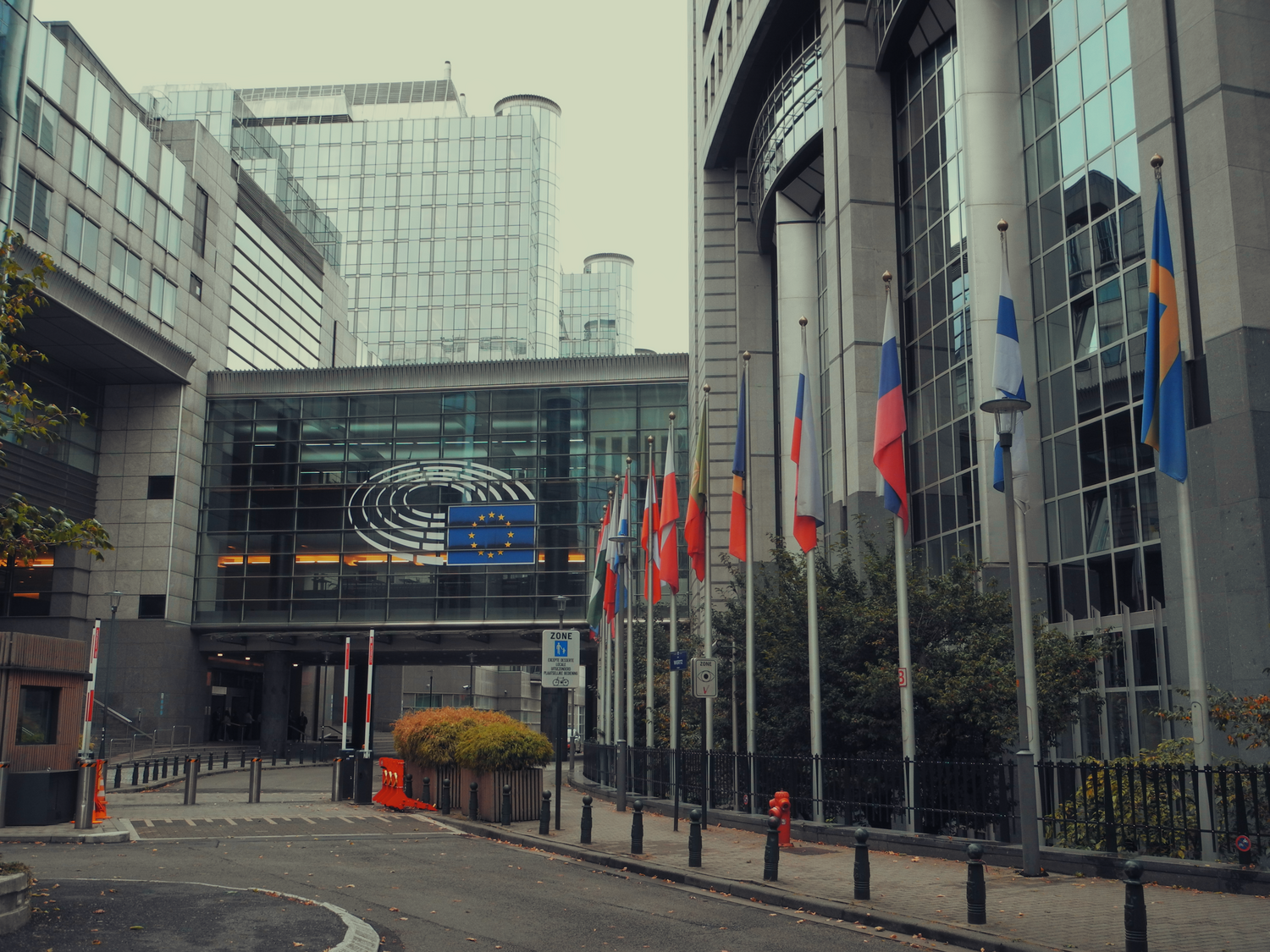 Edificio institucional de Bruselas con banderas de la Unión Europea.