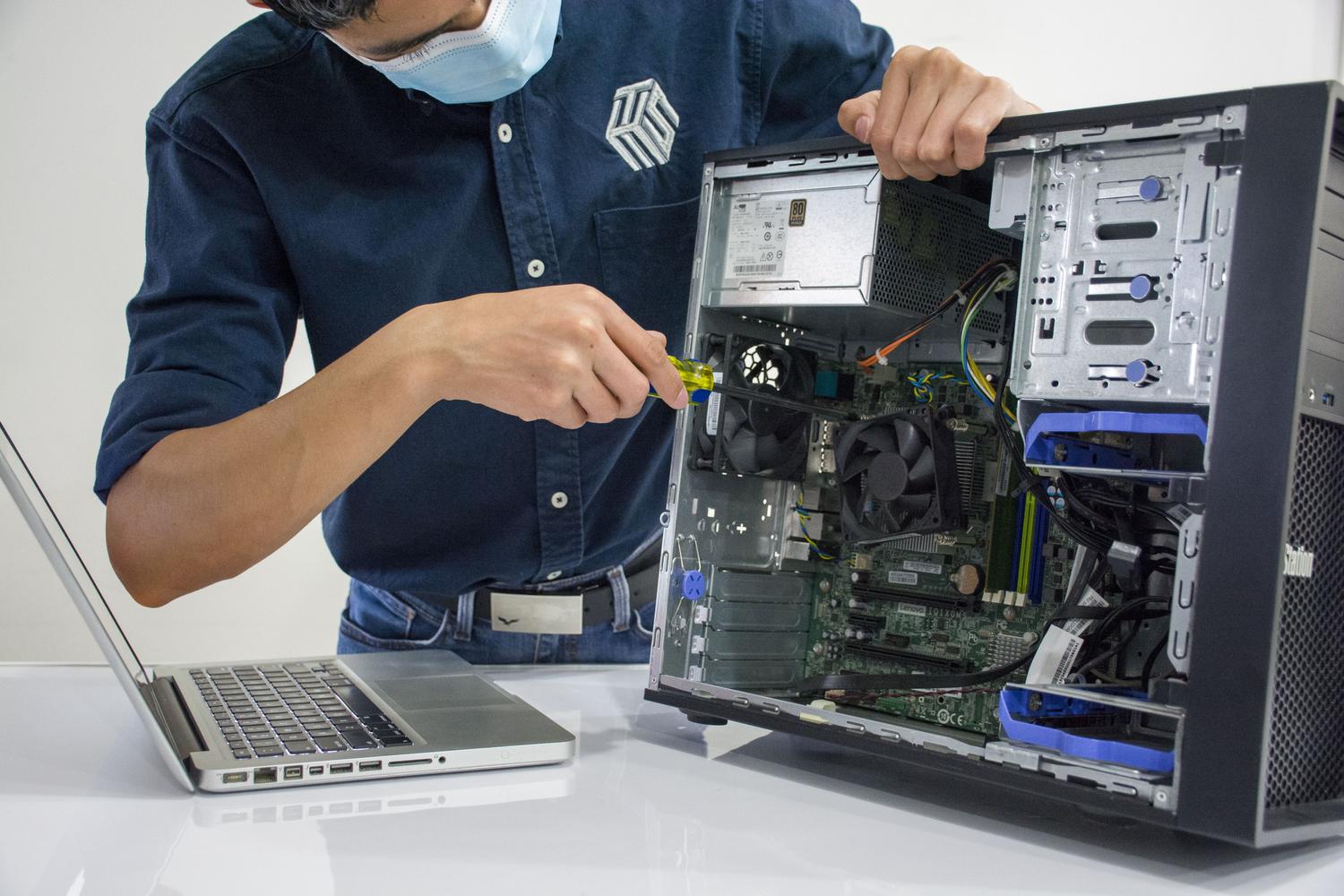 Técnico reparando un ordenador para representar el diagnóstico avanzado de StartMenuExperienceHost.exe.