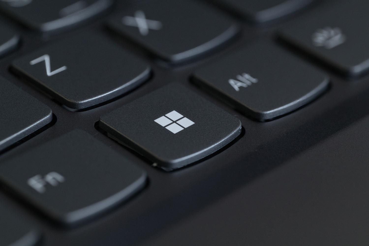 Primer plano de la tecla Windows de un teclado, relacionada con el menú Inicio y el proceso StartMenuExperienceHost.exe.