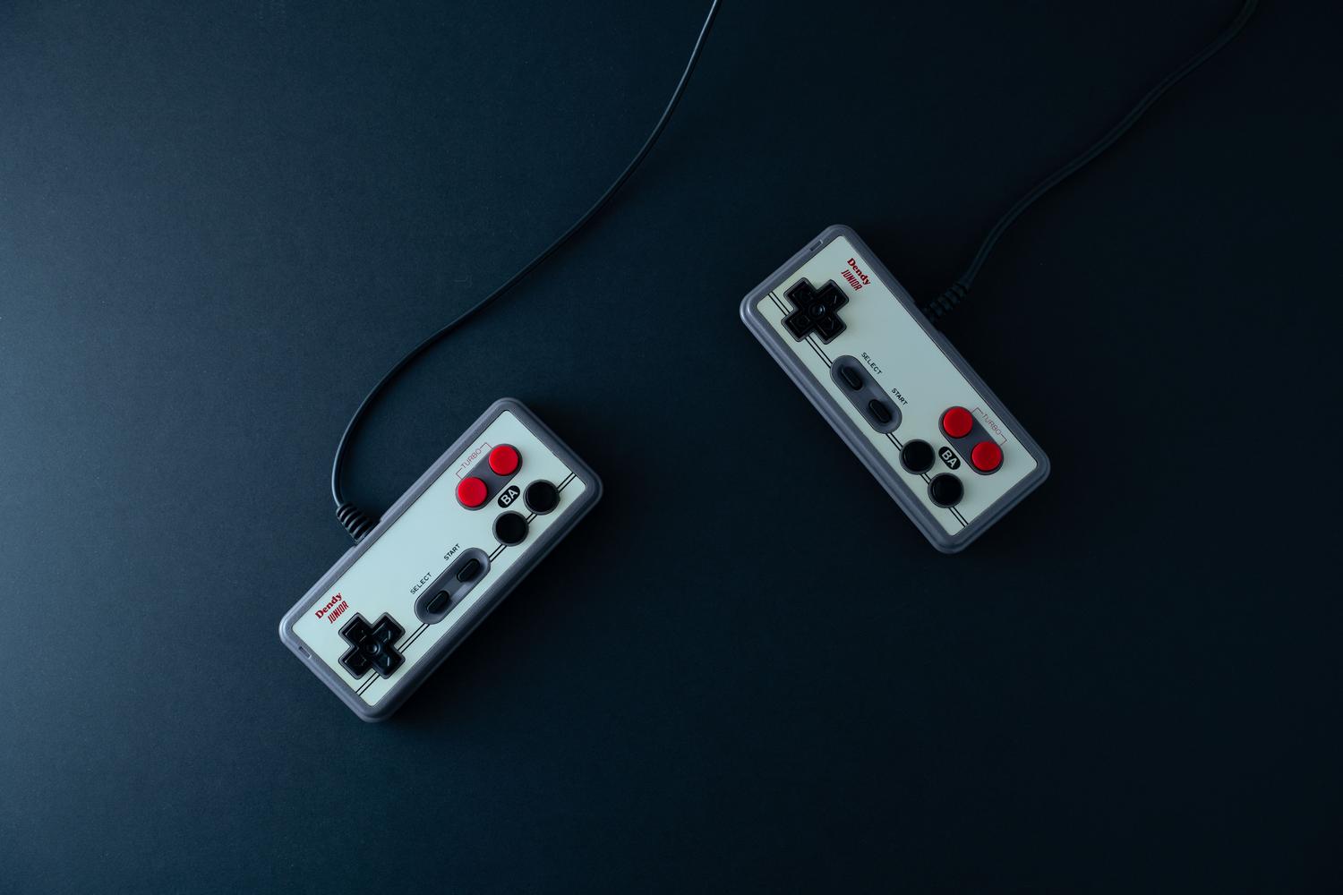 Mandos de videojuegos preparados para una partida mediante Steam Remote Play Together.