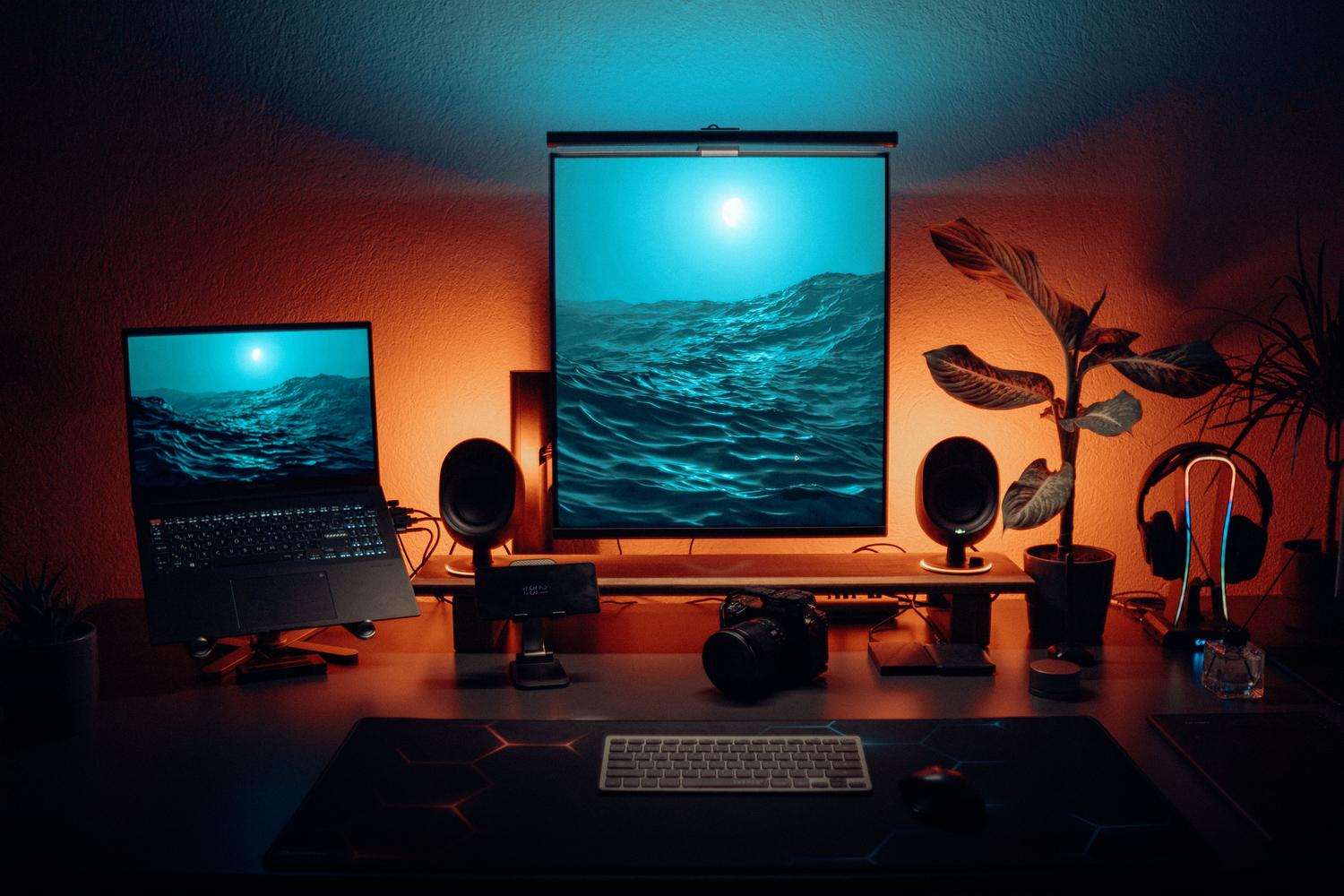 Espacio de trabajo con varios monitores para realizar llamadas y grabaciones.