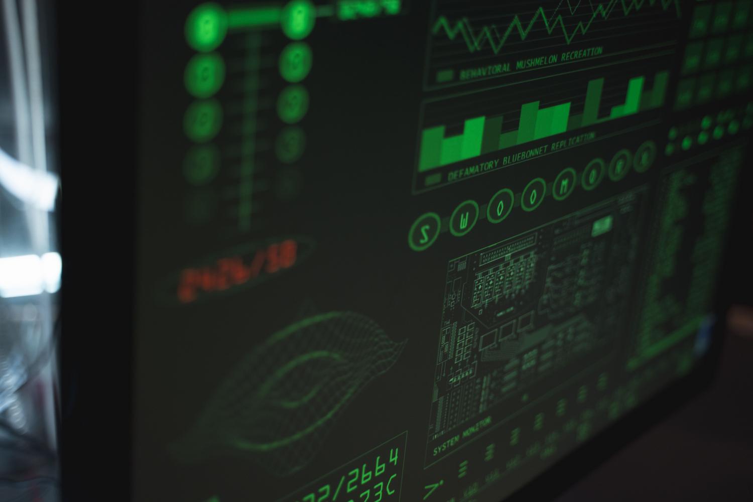 Paneles digitales utilizados para supervisar procesos, consultas y posibles problemas de seguridad relacionados con WMI.
