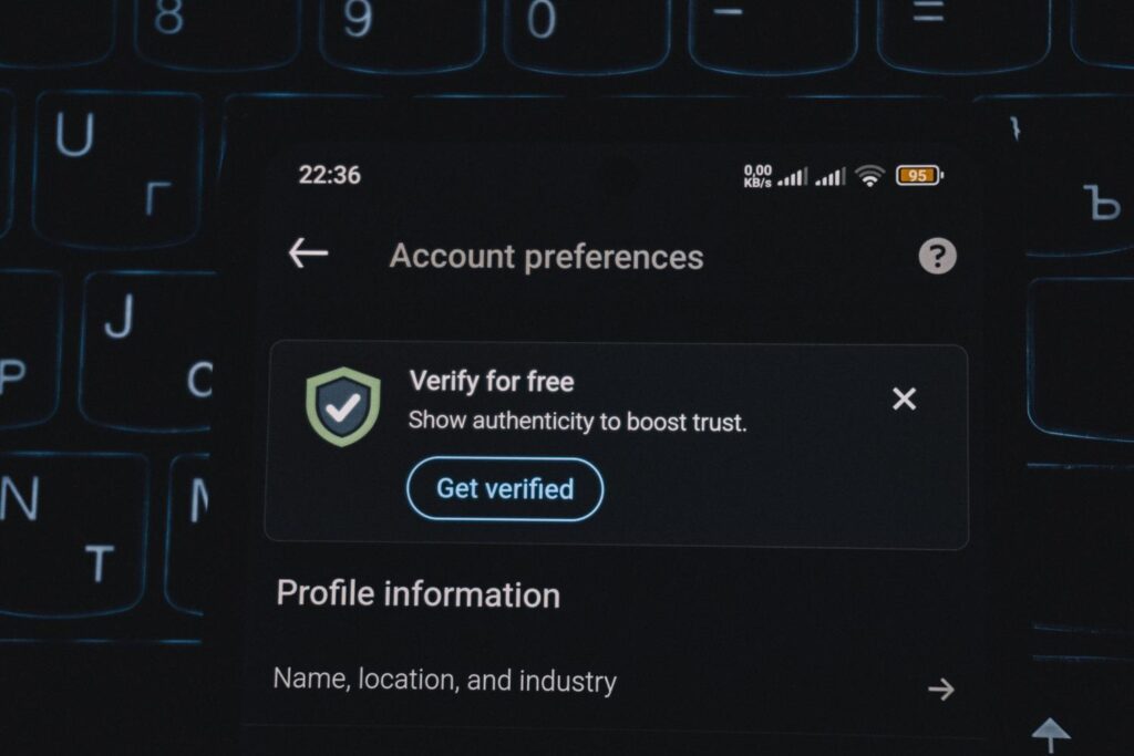 Close-up de un smartphone mostrando una alerta de verificación de cuenta, representando las notificaciones de seguridad de One UI 9.