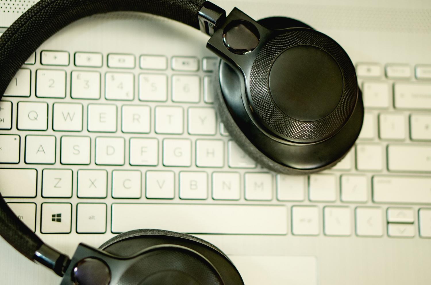 Auriculares sobre un portátil durante la solución de un fallo de audiodg.exe en Windows.