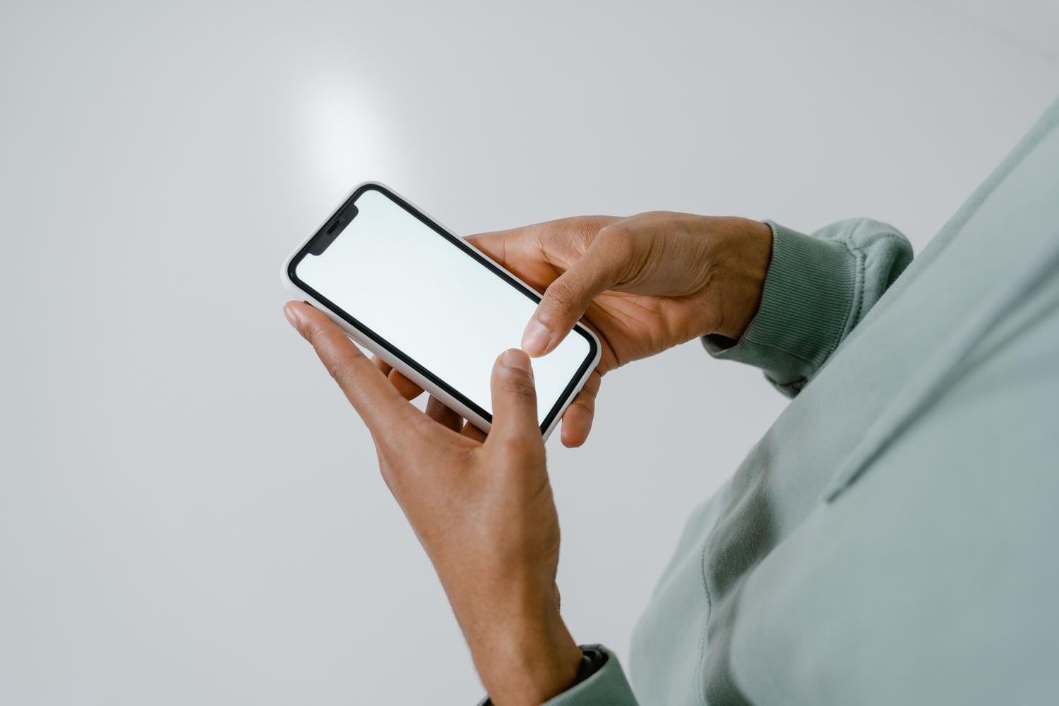 Persona utilizando Firefox en un iPhone