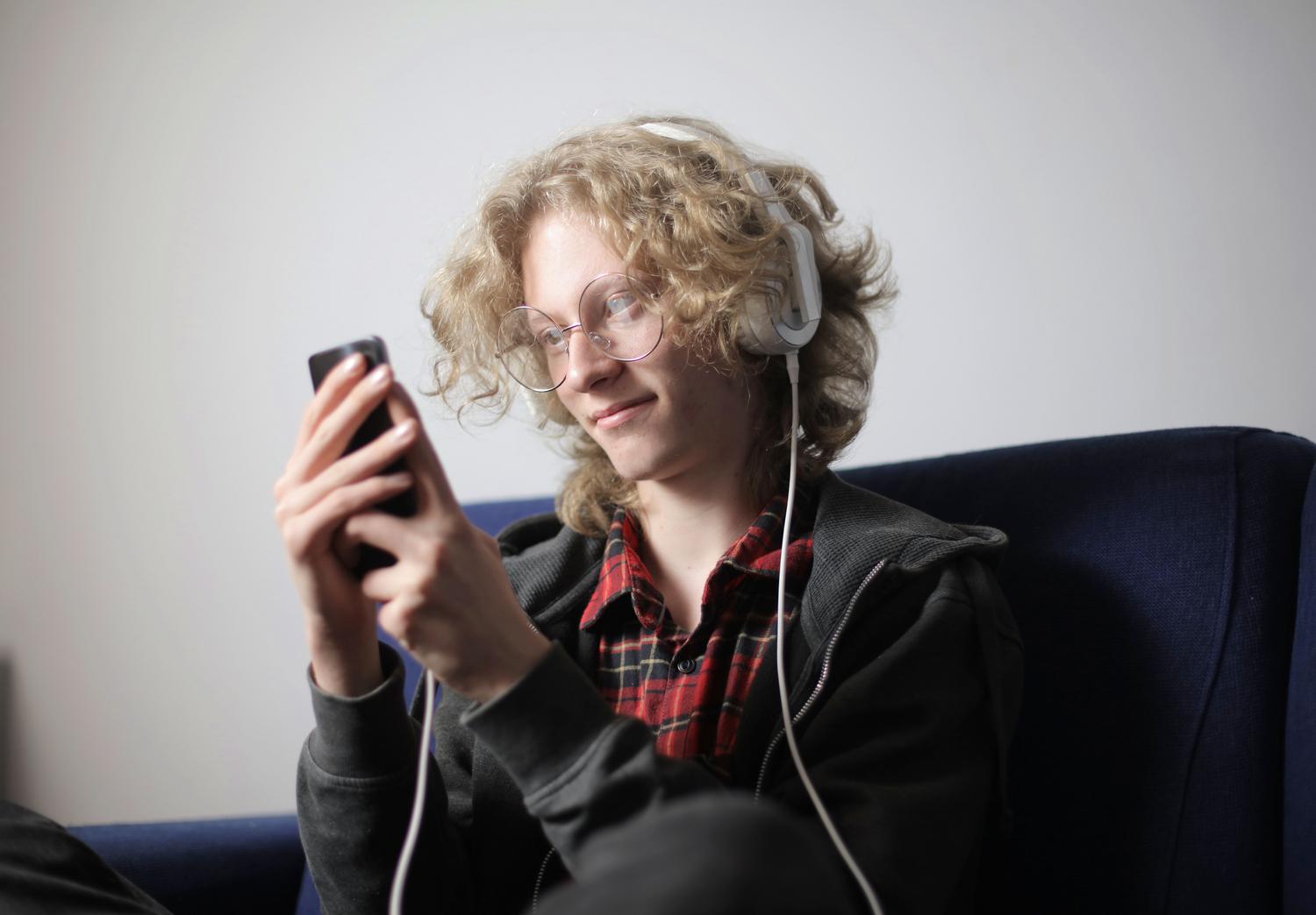 Joven utilizando el asistente Talk to Spotify para descubrir música personalizada.