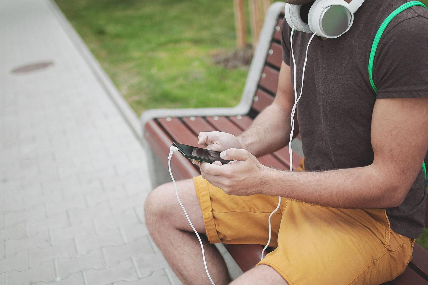 Usuario buscando canciones mediante lenguaje natural con el asistente de Spotify.
